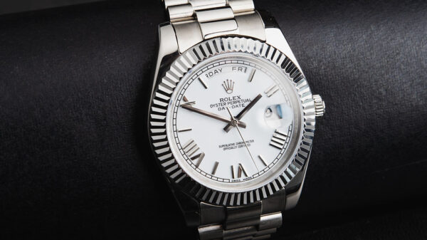 Rolex Day-Date 40mm Aço, Mostrador Branco Luneta Canelada Pulseira President