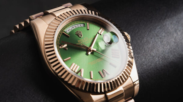 Rolex Day-Date 40mm Everose Mostrador Verde, Luneta Canelada, Pulseira President