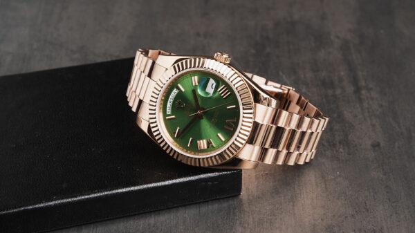 Rolex Day-Date 40mm Everose Mostrador Verde, Luneta Canelada, Pulseira President - Image 2