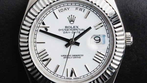 Rolex Day-Date 40mm Aço, Mostrador Branco Luneta Canelada Pulseira President - Image 3