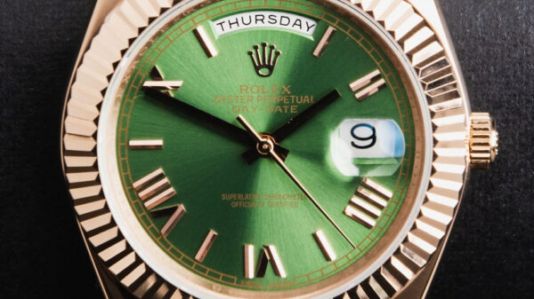 Rolex Day-Date 40mm Everose Mostrador Verde, Luneta Canelada, Pulseira President - Image 4
