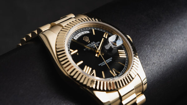 Rolex Day-Date 40mm Dourado, Mostrador Preto Luneta Canelada Pulseira President